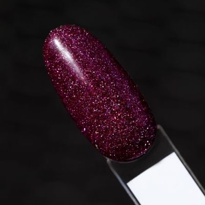 Amostra de verniz de unhas roxo escuro com brilho