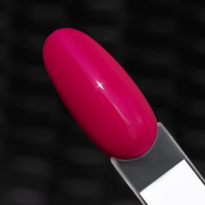 Teste de esmalte de unhas rosa vivo num suporte transparente