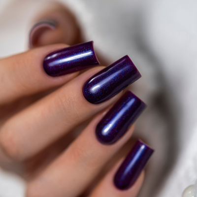Unhas com verniz de gel roxo cintilante em fundo branco