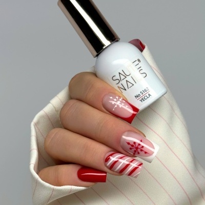 Mão com unhas vermelhas e decoradas segurando frasco branco de verniz SAUTE NAILS No S162 YECLA