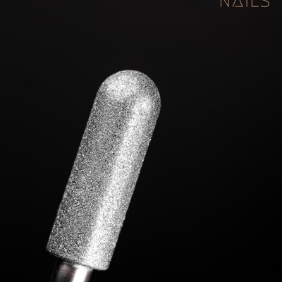 Ferramenta abrasiva prateada para manicure com fundo preto e texto SAUTE NAILS