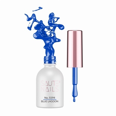 Frasco branco de verniz de unhas SAUT NAILS com tampa rosa metálica e verniz azul em forma artística