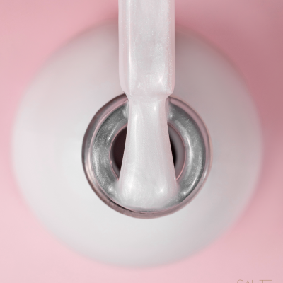 Frasco branco fosco de verniz de unha com aplicador branco perolado e fundo rosa