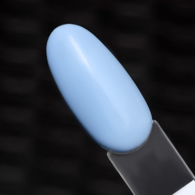 Unha artificial azul clara com superfície lisa e brilhante sobre base transparente