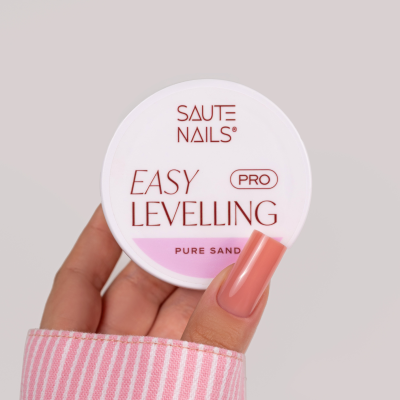 Frasco branco de cosmético para unhas com rótulo Easy Levelling, mão com unhas cor de pêssego