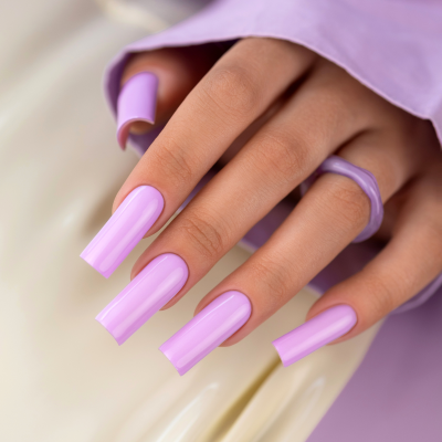 Unhas artificiais longas lilás com anel lilás e logo SAUTE NAILS