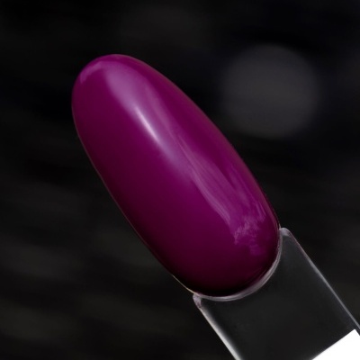 Batom roxo escuro com base transparente