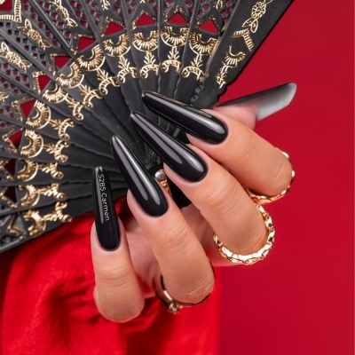 Unhas negras brilhantes, leque preto e dourado, fundo vermelho
