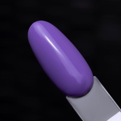 Amostra de verniz roxo num suporte cinzento com fundo preto