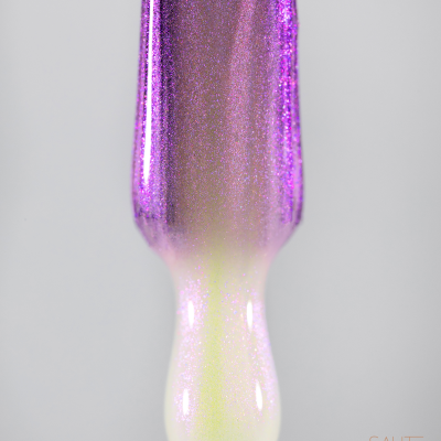 Aplicador de verniz roxo metálico que gradua para branco perolado