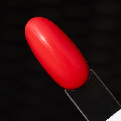 Batom vermelho brilhante em embalagem preta e branca