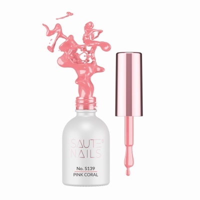 Frasco aberto de verniz de unhas cor rosa coral SAUTE NAILS com pincel e tampa rosa