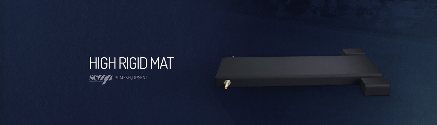 Tapete rígido preto sobre superfície azul escura com texto High Rigid Mat