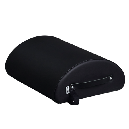 Almofada preta semicircular com alça de transporte