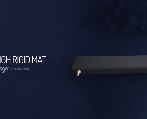 Tapete rígido de pilates preto com texto HIGH RIGID MAT