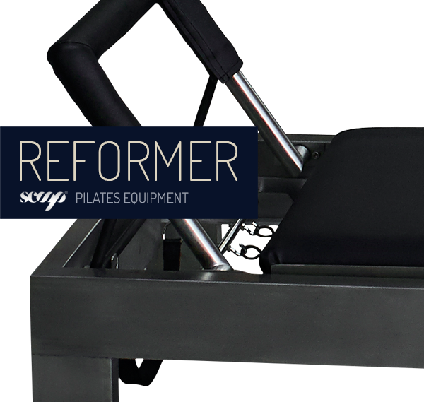 Equipamento Pilates Reformer em metal cinzento com almofadado preto e detalhes metálicos brilhantes