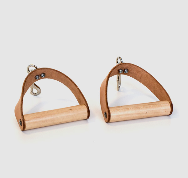 Par de puxadores para treino de força em couro castanho com barras de madeira