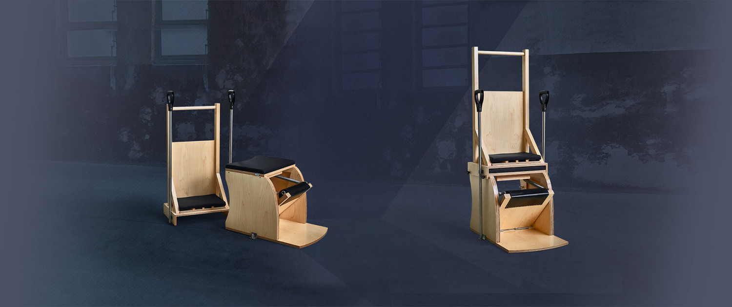 Suportes ou dispositivos de madeira com metal e cordas num cenário escuro