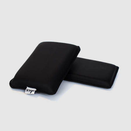 Duas almofadas retangulares pretas com etiqueta branca com texto VZ, em fundo cinzento claro