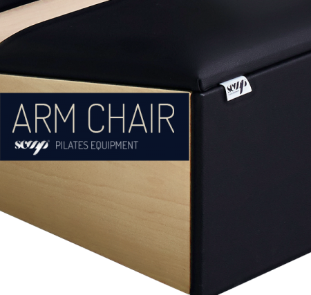 Cadeira de braços para Pilates com madeira clara e estofos pretos SOWP