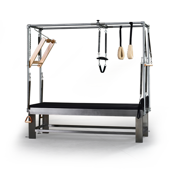 Aparelho Pilates tipo Cadillac metálico com acessórios de madeira e tecido