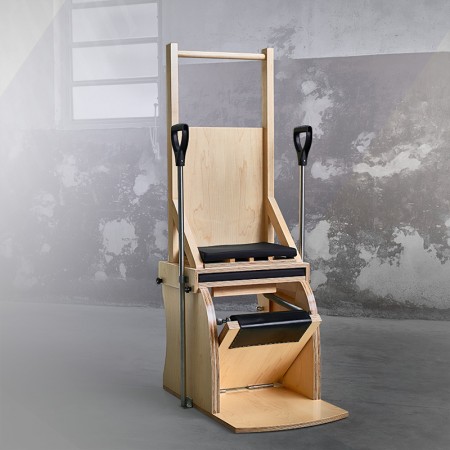 Cadeira de madeira clara com apoio de braços metálicos pretos e almofadas pretas