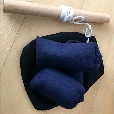 Pesos de tecido azuis escuros com corda branca e suporte de madeira