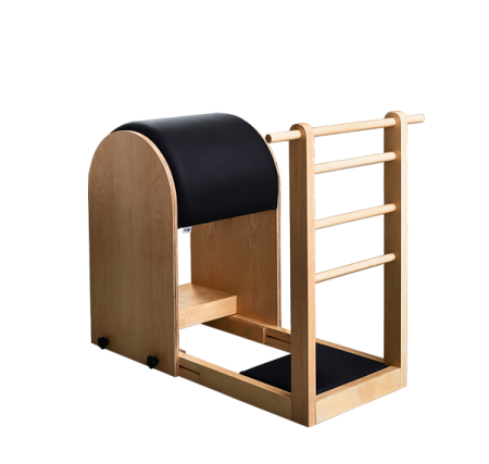 Equipamento de pilates em madeira clara com acolchoado preto e barras