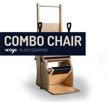 Cadeira de Pilates COMBO CHAIR em madeira clara com alças pretas sobre chão cinzento