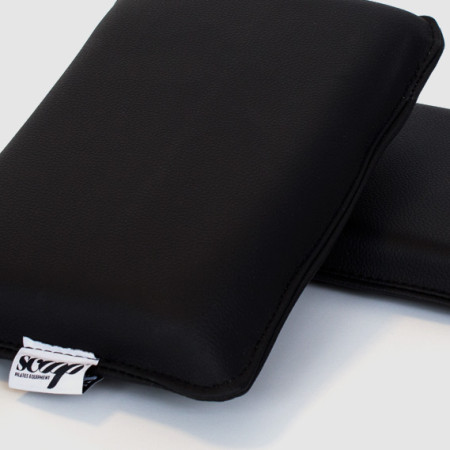 Almofadas retangulares pretas com etiqueta