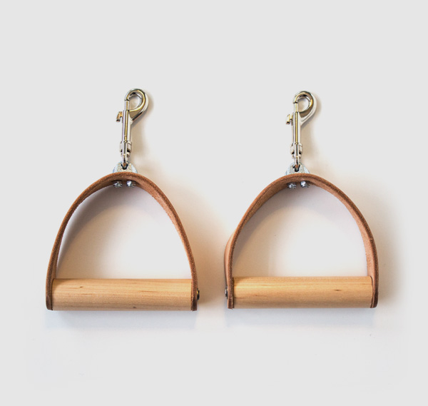 Par de estribos em cabedal e madeira com mosquetões