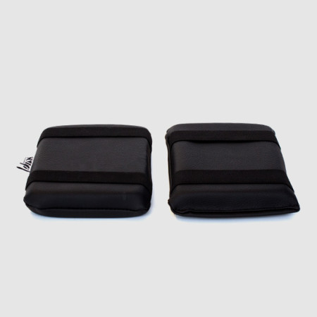 Par de pesos de tornozelo pretos com tiras elásticas em fundo branco