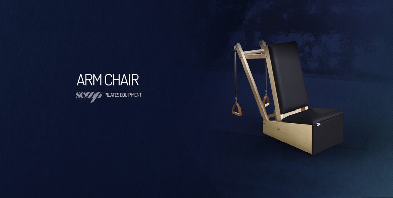 cadeira de braços de madeira clara com estofado preto sobre fundo azul escuro e texto branco