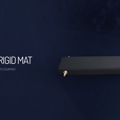 Tapete rígido de pilates preto com texto HIGH RIGID MAT