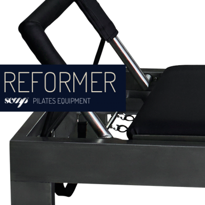 Equipamento Pilates Reformer em metal cinzento com almofadado preto e detalhes metálicos brilhantes