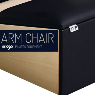 Cadeira de braços para Pilates com madeira clara e estofos pretos SOWP