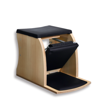 Cadeira de madeira com almofadas pretas e abertura frontal acolchoada