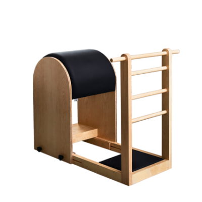 Equipamento de pilates em madeira clara com acolchoado preto e barras