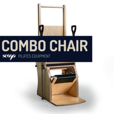 Cadeira de Pilates COMBO CHAIR em madeira clara com alças pretas sobre chão cinzento