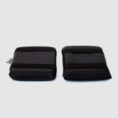 Par de pesos de tornozelo pretos com tiras elásticas em fundo branco