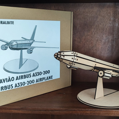 Maqueta de avião Airbus A330-200 em madeira com suporte redondo e caixa de embalagem.