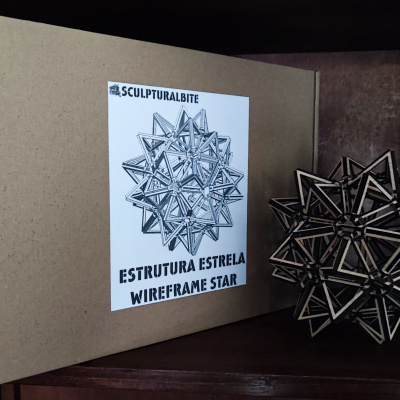 Escultura geométrica em madeira com caixa e etiqueta SCULPTURALBITE ESTRUTURA ESTRELA WIREFRAME STAR