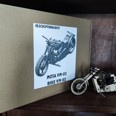 Caixa de cartão com etiqueta ilustrativa e modelo de motocicleta em madeira