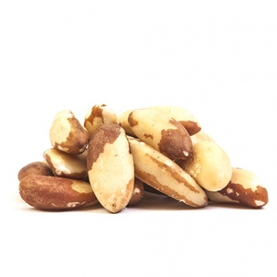 Castanhas-do-pará naturais empilhadas sobre fundo branco