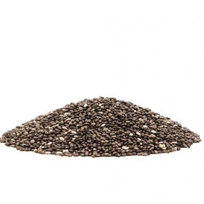 Monte de sementes de chia castanhas e claras sobre fundo branco