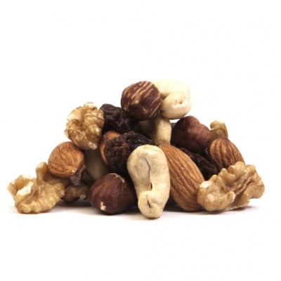 Frutos secos variados sobre fundo branco