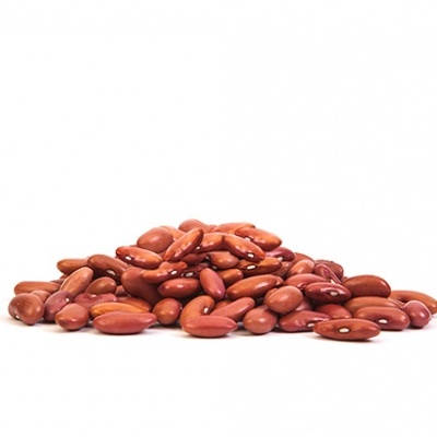 Montão de feijão vermelho seco sobre superfície branca