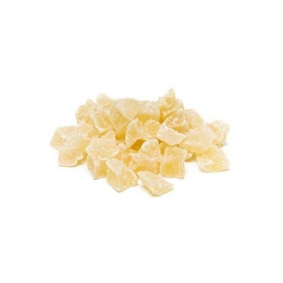 Pedaços de gengibre cristalizado amarelo claro sobre fundo branco