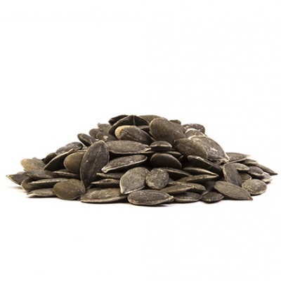 Sementes de abóbora secas verdes em fundo branco