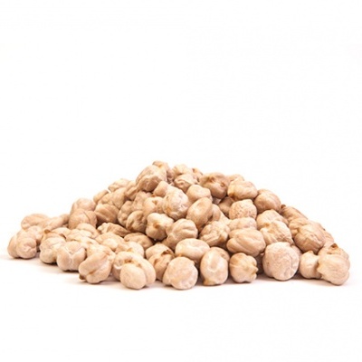 Monte de grão-de-bico cru bege claro sobre fundo branco